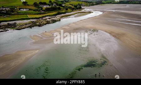 Malerischer irischer Strand von Inchydoney bei Ebbe an einem bewölkten Tag, Aussicht. Die Küste der Insel Irland. Wunderschöne grüne Hügel am Atlantik Stockfoto