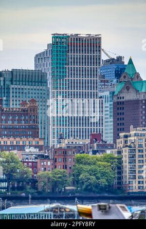 Eine Clinton nähert sich der Fertigstellung in Downtown Brooklyn. Der Steinturm beherbergt eine Bibliothek, ein Forschungszentrum und Apartments. Stockfoto