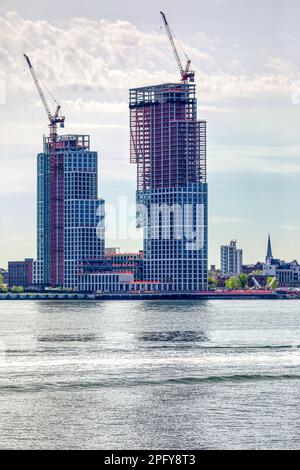 Eagle + West, Apartmenttürme in Greenpoint, Brooklyn, während der Bauarbeiten. Die weißen Fassaden bestehen aus vorgefertigten Betonpaneelen. Stockfoto