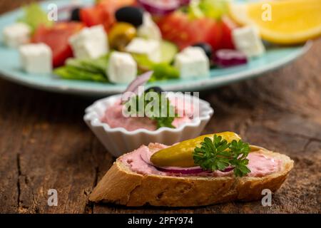 Geek-Salat mit Feta-Käse und Oliven Stockfoto