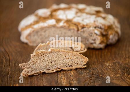 Hausgemachtes Roggenbrot auf Holz Stockfoto