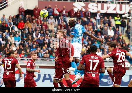 Turin, Italien. 19. März 2023, Stadio Olimpico Grande Torino, Turin, Italien; Serie A Fußball; Torino gegen Neapel; Victor Osimhen von Neapel gewinnt das Kreuz und erzielt das erste Tor mit einem Kopfsprung von 0-1 in der 9.-minütigen Zeit. Guthaben: Action Plus Sports Images/Alamy Live News Stockfoto