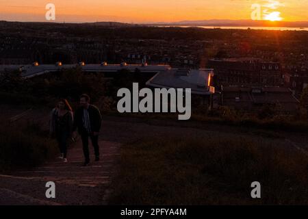 Sonnenuntergang in Edinburgh von Calton Hill - Edinburgh, Schottland, Großbritannien Stockfoto
