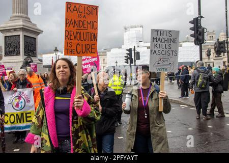 Tausende von Demonstranten aus unterschiedlichen Hintergründen versammelten sich in der Londoner Innenstadt, um gegen Rassismus zu protestieren. Stockfoto