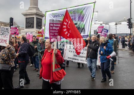 Tausende von Demonstranten aus unterschiedlichen Hintergründen versammelten sich in der Londoner Innenstadt, um gegen Rassismus zu protestieren. Stockfoto