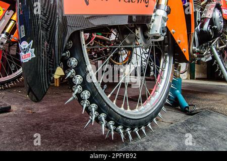 Inzell, Deutschland, am Sonntag, den 19. März 2023. Der Reifen mit Spikes während des Finales der Ice Speedway Gladiators World Championship 2 in der Max-Aicher-Arena in Inzell, Deutschland, am Sonntag, den 19. März 2023. (Foto: Ian Charles | MI News) Guthaben: MI News & Sport /Alamy Live News Stockfoto