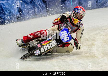 Inzell, Deutschland, am Sonntag, den 19. März 2023. Franz Zorn (100) in Aktion während des Finales der Ice Speedway Gladiators World Championship 2 in der Max-Aicher-Arena, Inzell, Deutschland, am Sonntag, den 19. März 2023. (Foto: Ian Charles | MI News) Guthaben: MI News & Sport /Alamy Live News Stockfoto