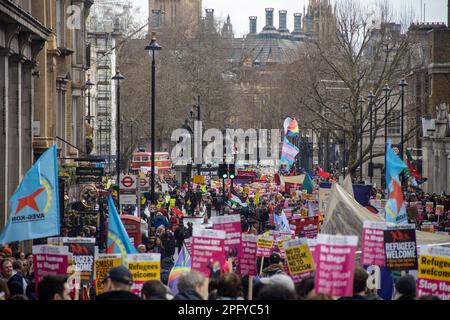 Tausende von Demonstranten aus unterschiedlichen Hintergründen versammelten sich in der Londoner Innenstadt, um gegen Rassismus zu protestieren. Stockfoto