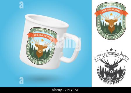 Weißer Campingbecher. Realistische Mug-Modellvorlage mit Beispieldesign. Das Leben ist eine Reise. Nie aufhören, die Gegend zu erkunden. Outdoor-Abenteuer-Patch. Vektor. Patch Stock Vektor