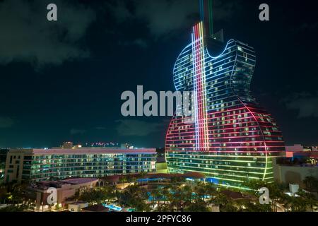 Blick aus der Vogelperspektive auf das gitarrenförmige Seminole Hard Rock Hotel and Casino in Hollywood, Florida Stockfoto