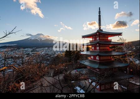 Shimoyoshida, Japan - 27. Dezember 2019. Außenaufnahme der berühmten Chureito-Pagode mit dem fuji als Hintergrund. Stockfoto