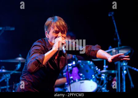18. März 2023: Brett Anderson Leadsänger der britischen alternativen Rockband Wildleder live in der Royal Philharmonic Hall, Liverpool UK (Kreditbild: © Andy von Pip/ZUMA Press Wire), NUR REDAKTIONELLE VERWENDUNG! Nicht für den kommerziellen GEBRAUCH! Stockfoto