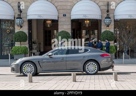 Blick auf den Eingang des Hotel Ritz mit Luxuswagen vor Paris. Stockfoto