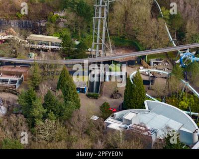 Fotos von Achterbahnen, die vor der Saison getestet wurden Luftdrohne vom Himmel in Alton Towers Stockfoto