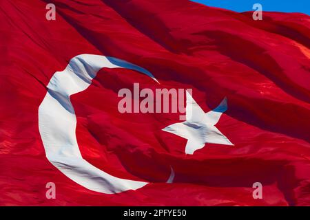 Türkische Flagge oder Turk Bayragi. Blinkende türkische Flagge in Vollbildansicht. Hintergrundfoto zu den Feiertagen Turkjas. Stockfoto