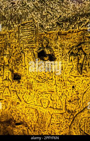 Die Royston Cave in Herfordshire, Großbritannien, verwirrt heute noch Historiker. Die Höhle ist mit einer großen Anzahl von Wandskulpturen mit niedrigem Relief dekoriert. Es sind hauptsächlich christliche Motive im mittelalterlichen Stil. Die dunkle Figur: Der Heilige Lorenz, der auf einem Gridiron martyriert wurde. Royston Cave in Katherine's Yard, Melbourn Street, Royston, England Stockfoto