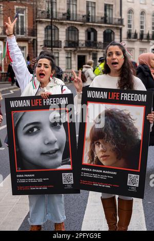 Woman Life Freedom, iranische und iranische Demonstranten bei einem Protest, der am UN-Tag gegen Rassismus in London stattfindet. Bilder von Opfern Stockfoto