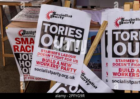 Protest findet am UN-Tag gegen Rassismus in London statt. Stell dich dem Rassismus. Plakate ohne Tories, Anti-Starmer-Labour, Sozialistische Partei Stockfoto