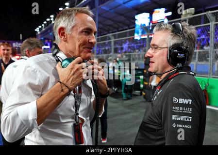 Jeddah, Saudi-Arabien. 19. März 2023. (L bis R): Martin Whitmarsh (GBR) Aston Martin F1 Team Group Chief Executive Officer mit Pat Fry (GBR) Alpine F1 Team Chief Technical Officer im Raster. Formel-1-Weltmeisterschaft, Rd 2, Saudi-Arabischer Grand Prix, Sonntag, 19. März 2023. Jeddah, Saudi-Arabien. Kredit: James Moy/Alamy Live News Stockfoto