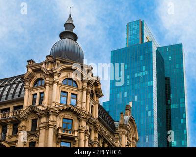 Frankfurt am Main - 29. Januar 2023: Ein altes Haus neben modernen Wolkenkratzern in Frankfurt Stockfoto