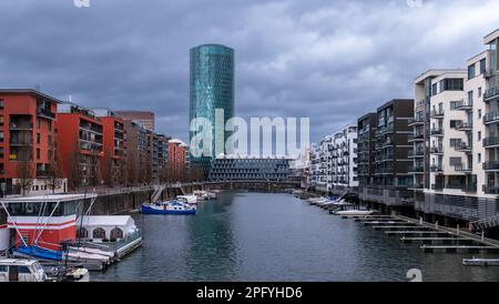 Frankfurt am Main, Deutschland - 29. Januar 2023: Wohnbereich des Westhafens in Frankfurt am Main, Deutschland, bei bewölktem Wetter. Stockfoto