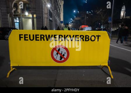 Zürich, Schweiz - 1. Januar 2023: Ein gelbes Plakat mit deutschem Schild zeigt Silvester an, wo Feuerwerke verboten sind Stockfoto