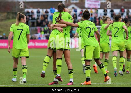 Lewes, Großbritannien. 19. März 2023. Manchester United Mittelfeldspieler Vilde Boe Risa (8) feiert mit Manchester United Verteidiger Millie Turner (21) das Tor beim Lewes FC Women gegen Manchester United Women FA Cup Viertelfinale im Dripping Pan, Lewes, Sussex, Großbritannien am 19. März 2023. Credit: Every Second Media/Alamy Live News Stockfoto