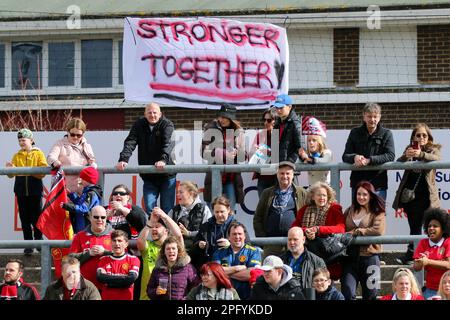 Lewes, Großbritannien. 19. März 2023. Lewes-Fans, Stronger Together Banner beim Lewes FC Women gegen Manchester United Women FA Cup Viertelfinale im Dripping Pan, Lewes, Sussex, Großbritannien am 19. März 2023 Credit: Every Second Media/Alamy Live News Stockfoto