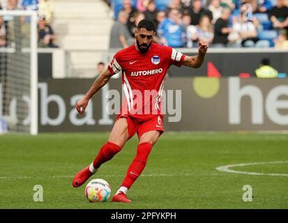 18. März 2023, PreZero-Arena, Sinsheim, GER, 1.FBL, TSG 1899 Hoffenheim vs. Hertha BSC, DFL-Vorschriften verbieten die Verwendung von Fotos als Bildsequenzen und/oder quasi-Video. Im Bild Tolga Cigerci (Berlin) Stockfoto