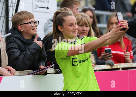 Lewes, Großbritannien. 19. März 2023. Manchester United-Mittelfeldspieler Ella Toone (7) Selfie mit Lewes-Fans während des Quartals-Finales des Lewes FC Women gegen Manchester United Women FA Cup in der Dripping Pan, Lewes, Sussex, Großbritannien am 19. März 2023 Credit: Every Second Media/Alamy Live News Stockfoto