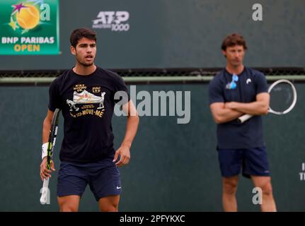 Indian Wells, Kalifornien, USA. 19. März 2023: Carlos Alcaraz von Spanien in Aktion, während Coach Juan Carlos Ferrero während einer Trainingseinheit vor dem Finale der 2023 BNP Paribas Open im Indian Wells Tennis Garden in Indian Wells, Kalifornien, zusieht. Erforderlicher Bildnachweis: Charles Baus/CSM Gutschein: CAL Sport Media/Alamy Live News Stockfoto