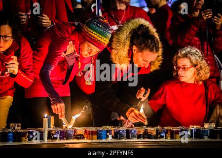 Tel Aviv, Israel. 18. März 2023. Israelische Frauen, die während eines Protestes gegen die Justizreform in Rotlicht gekleidet waren Hunderttausende Israelis nahmen an landesweiten Demonstrationen Teil, die am Samstagabend 11. in Folge Benjamin Netanjahus harte Regierung zur Umgestaltung des Justizsystems des Landes abgehalten wurde, die durch zahlreiche Gewaltakte gegen Demonstranten gekennzeichnet war. (Foto: Eyal Warshavsky/SOPA Images/Sipa USA) Guthaben: SIPA USA/Alamy Live News Stockfoto