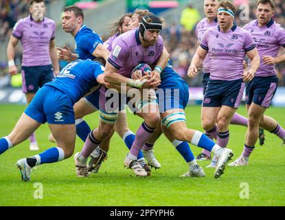 18. März 2023 Guinness Six Nations 2023. Jonny Gray aus Schottland wird von Luca Morisi aus Italien angegriffen, während Schottland gegen Italien, BT Murrayfield, Edinburgh. Kredit: Ian Rutherford/Alamy Live News Stockfoto