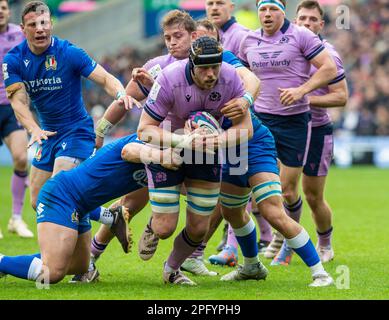 18. März 2023 Guinness Six Nations 2023. Jonny Gray aus Schottland wird von Luca Morisi aus Italien angegriffen, während Schottland gegen Italien, BT Murrayfield, Edinburgh. Kredit: Ian Rutherford/Alamy Live News Stockfoto