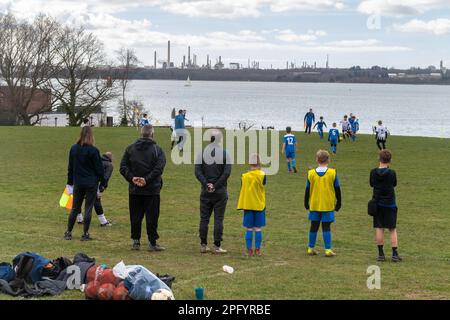 Junior Football, Fußballspiel für Jungen an einem Sonntagmorgen am Meer in Netley, Hampshire, England, Großbritannien Stockfoto