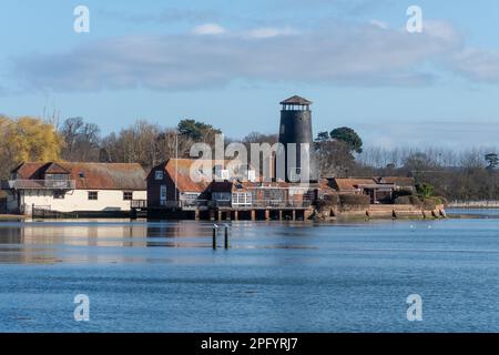 Langstone Harbour, Blick auf das Dorf, Old Mill und Royal Oak Pub am Meer, Langstone, Hampshire, England, Großbritannien, An einem sonnigen Tag im März Stockfoto