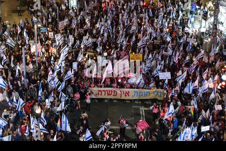 TEL AVIV, ISRAEL - MÄRZ 18: Regierungsfeindliche Demonstranten halten israelische Flaggen und ein großes Banner, auf dem steht: "Ohne Verfassung gibt es keinen Kompromiss", während einer Massendemonstration der 11. Woche in Folge gegen Israels Plan für das Rechtssystem der Regierung, der darauf abzielt, den Obersten Gerichtshof des Landes am 18. März 2023 in Tel Aviv, Israel, zu schwächen. Kredit: Eddie Gerald/Alamy Live News Stockfoto