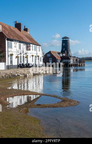 Langstone Harbour, Blick auf das Dorf, Old Mill und Royal Oak Pub am Meer, Langstone, Hampshire, England, Großbritannien, An einem sonnigen Tag Stockfoto