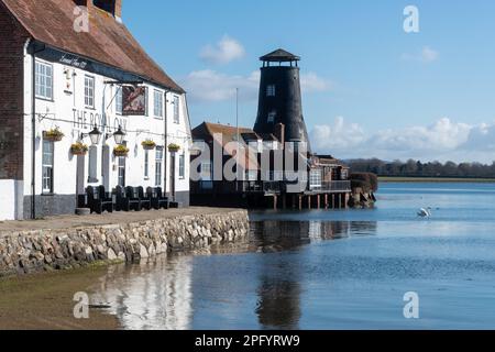 Langstone Harbour, Blick auf das Dorf, Old Mill und Royal Oak Pub am Meer, Langstone, Hampshire, England, Großbritannien, An einem sonnigen Tag Stockfoto