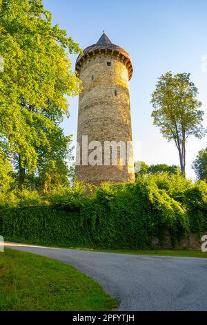 Antiker runder Steinturm Jakobinka. Ein Überbleibsel des erloschenen mittelalterlichen Oberen Schlosses Rozmberk. Rozmberk nad Vltavou, Tschechische Republik Stockfoto