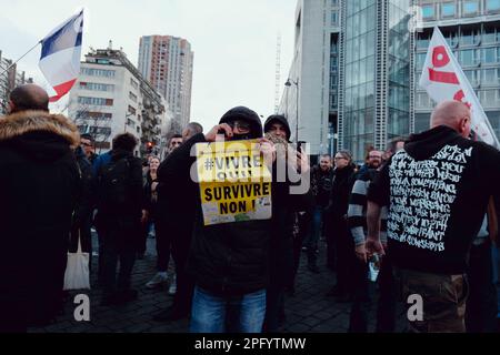 Paris, Frankreich. 18. März 2023. Paris, 18. MÄRZ 2023. Es waren mehrere Proteste geplant, die am Wochenende in Frankreich gegen die umstrittene Rentenreform von Präsident Macron fortgesetzt werden sollten, während sich aufgrund der anhaltenden Maßnahmen von Müllabfuhrunternehmen weiterhin Müll auf den Straßen von Paris und darüber hinaus anhäufte. Kredit: João Daniel Pereira/Alamy Live News Stockfoto