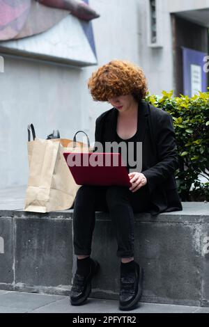 Eine nicht binäre Person tätigt einen Online-Kauf Stockfoto