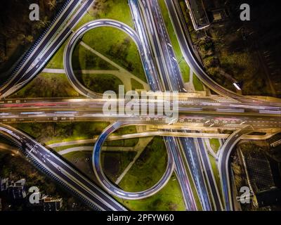 Luftaufnahme der großen Straßenkreuzung, Nachtlandschaft. Stockfoto