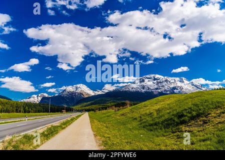 Straße mit den Alpen, Samedan, Maloja Graubuenden Schweiz. Stockfoto