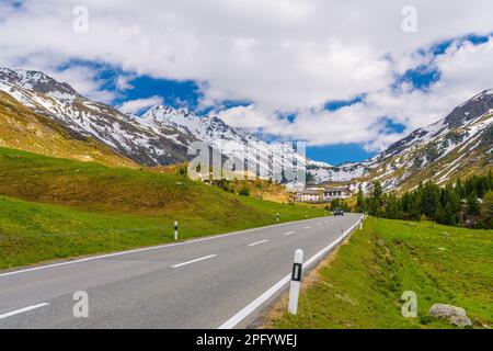 Straße mit den Alpen, Samedan, Maloja Graubuenden Schweiz. Stockfoto
