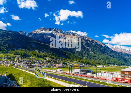 SCHWEIZ, DAVOS - MAI 2017: Straße mit den Alpen, Samedan, Maloja Graubuenden Schweiz. Stockfoto