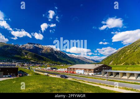 SCHWEIZ, DAVOS - MAI 2017: Straße mit den Alpen, Samedan, Maloja Graubuenden Schweiz. Stockfoto