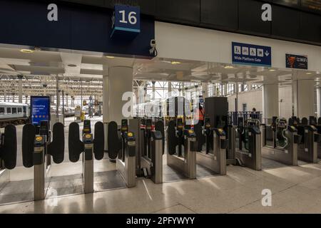 London, Waterloo. 2023. Bahnhofsplattform, Zug und ein- und Ausgänge für Fahrgäste. Stockfoto