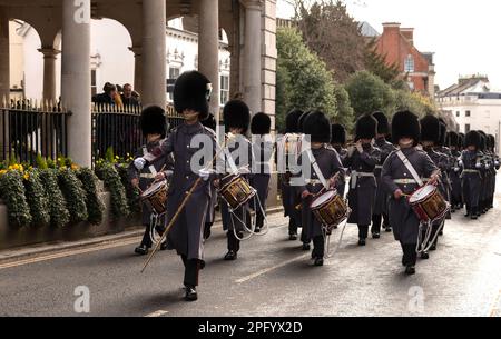 Windsor, Berkshire, England, Großbritannien. 2023. Trommelkorps, 1. Bataillon Welsh Guards marschieren vorbei an der Guidhall in Windsor, Großbritannien. Stockfoto