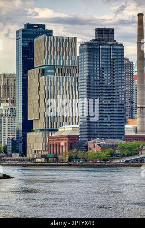 Das David H. Koch Center for Cancer Care, Teil des Memorial Sloan Kettering Cancer Center, ist mit Terrakotta und Glas verkleidet. Stockfoto